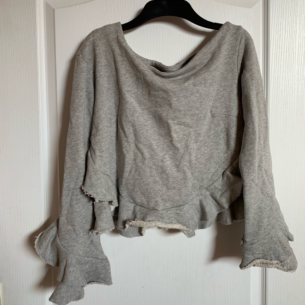Ruffle Sweatshirt🌪💋 - Picture 2 of 3
